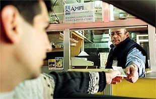 Pedro Sánchez, discapacitado físico que se encarga del aparcamiento del mercado municipal de Elda.