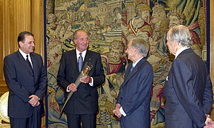 Don Juan Carlos, con una antorcha olímpica, conversa con Rogge (a la izquierda), Samaranch y Echevarría.