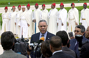 Colin Powell se dirige  a la prensa después de su encuentro en Agadir con el monarca marroquí Mohamed VI.