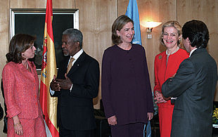De izquierda a derecha, Ana Botella, Kofi Annan, la infanta Cristina, Nane Annan y José María Aznar en la inauguración de la cumbre.