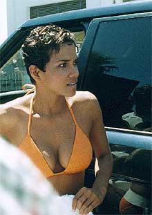 Halle Berry, en un momento del rodaje de  Muere otro día. 