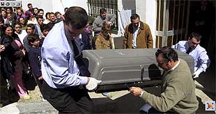 Un hombre estrangula a su mujer, de 22 años, en Algeciras y luego se entrega a la Policía