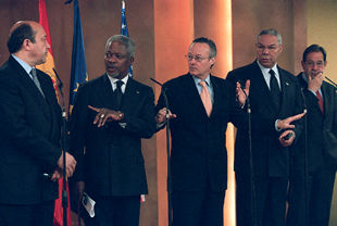 Ígor Ivanov, Kofi Annan, Josep Piqué, Colin Powell y Javier Solana, durante la reunión de ayer en La Moncloa.