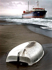 El mercante  Amaze,  ayer, varado ante Sant Pere Pescador.