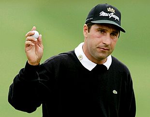 José María Olazábal, con la bola en la mano tras realizar ayer un    eagle. 