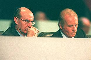 Uriarte (izquierda) e Ybarra, en una junta del BBV en 1999.