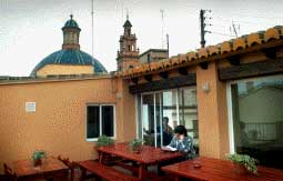Terraza-comedor del nuevo albergue situado en la calle de Balmes de Valencia.