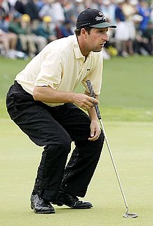 José María Olazábal estudia la caída de un    green. 