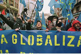 MILES DE PERSONAS PROTESTAN CONTRA LOS DESEQUILIBRIOS DE LA GLOBALIZACIÓN.