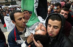 Un grupo de palestinos residentes en Cataluña se manifiesta en el centro de Barcelona.
