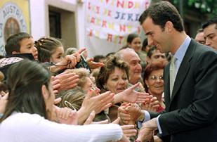 El Príncipe saluda a los vecinos de Jerez congregados junto al Ayuntamiento el pasado viernes.