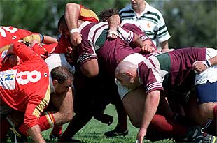 Los jugadores de rugby de La Moraleja-Alcobendas y de Madrid 2012, en un momento del encuentro de ayer.