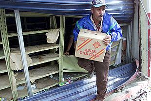 Un hombre saquea una bodega en el barrio caraqueño de Yaguara.