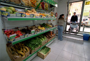  Minimercado  de productos latinoamericanos regentado por Edgar Ávila en Ciudad Lineal.