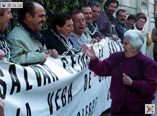 Los trabajadores de Cetarsa se encadenan