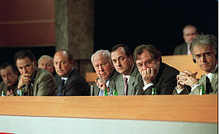 Jesús de Polanco (centro) se dirige a un accionista en presencia de miembros del consejo.