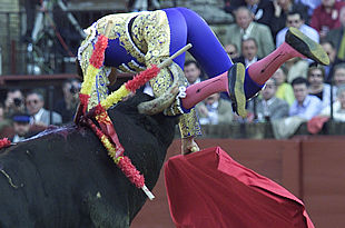 Enrique Ponce, en el momento de ser empitonado en el muslo izquierdo por el segundo toro de la tarde.