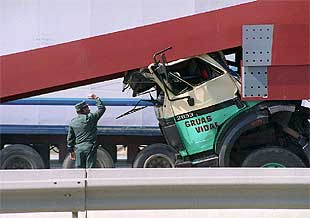 La caída de una viga que transportaba un camión en la N-III provocó ayer el cierre a la circulación del acceso a esa vía durante cuatro horas.