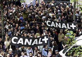Manifestación de los trabajadores de Canal Plus ante la sede parisiense de Vivendi.