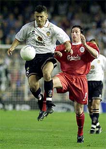 Djukic se interpone entre el balón y un rival.