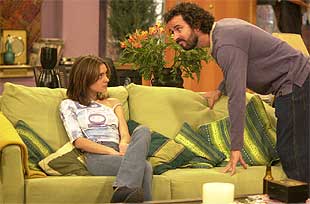 Eva Santolaria (Vero) y Guillermo Toledo (Richard), en una escena de la comedia    7 vidas. 