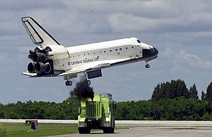 El transbordador    Atlantis  aterriza en cabo Cañaveral tras su misión de once días a la ISS.