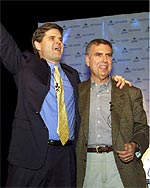 Steve Case (izq.) y el entonces presidente de Time Warner, Gerald Levin, anuncian la fusión.