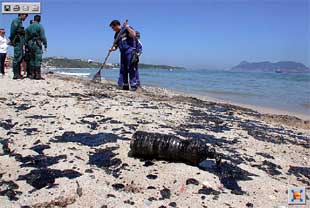 Un nuevo vertido llena de alquitrán un kilómetro de la playa de Getares en la costa algecireña