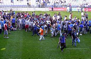 Los hinchas del Oviedo invaden el Carlos Tartiere, ayer durante el partido contra el Elche.