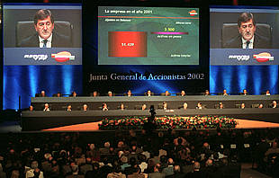 El presidente de Repsol YPF, Alfonso Cortina, se dirige a los accionistas a través de pantallas gigantes en la junta celebrada ayer.