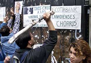Varios manifestantes aporrean una sucursal del Boston Bank, ayer en Buenos Aires.