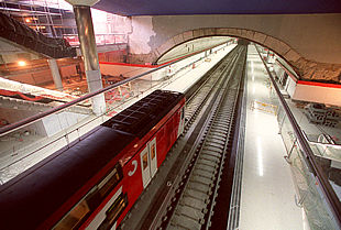 Un tren de cercanías circula por la futura macroestación de Nuevos Ministerios.