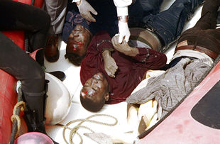 Tres de los once cadáveres de inmigrantes    sin papeles  rescatados en la mañana de ayer en aguas próximas a Lanzarote.