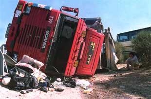 25 personas, heridas al embestir un autobús contra la parte trasera de un camión en la carretera N-I