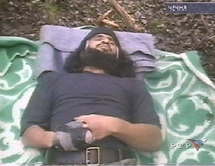 MOSCÚ MUESTRA EL CADÁVER DEL JEFE GUERRILLERO CHECHENO