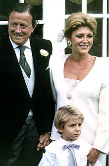 Los barones Thyssen posan tras la ceremonia de su matrimonio civil, el 16 de agosto de 1985 en la localidad inglesa de Moreton in Marsh, acompañados por Borja Alejandro.