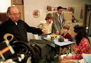 Tito Fernández, a la izquierda, da instrucciones a los actores.