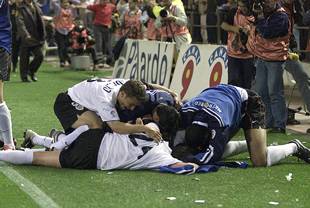 Los jugadores del Valencia abrazan a Baraja tras su segundo gol.