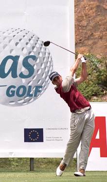 Rafael Cabrera, con el    driver  durante el tercer recorrido del Open.