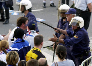 La policía se dirige a los hinchas del Zaragoza en los alrededores de La Romareda ayer.