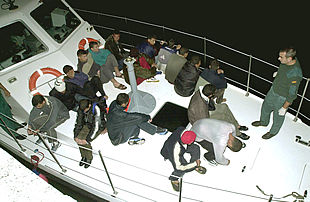 TRES  PATERAS CON 102 INMIGRANTES.