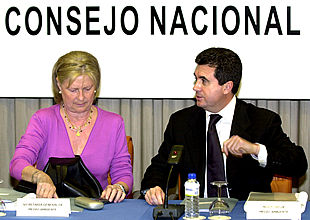 Otegi, ayer, antes de una rueda de prensa en Pamplona. Los detenidos Jon Gorrotxategi (arriba) y Rufino Etxeberria.