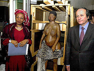 La embajadora de Suráfrica en Francia y el ministro francés de Investigación, junto a la    Venus hotentote. 
