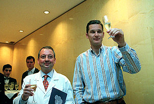 Iñaki Urdangarín brinda, junto con el doctor Manuel García Valdecasas, por su nuevo hijo, Miguel.