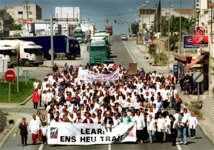 Manifestación de los trabajadores de Lear en la antigua N-II a su paso por Cervera.