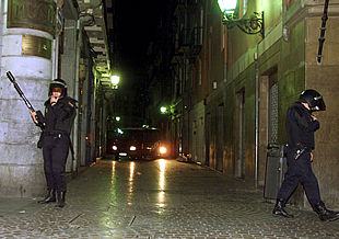 Dos agentes del Cuerpo Nacional de Policía, durante un registro en la madrugada de ayer en el casco viejo de Bilbao.