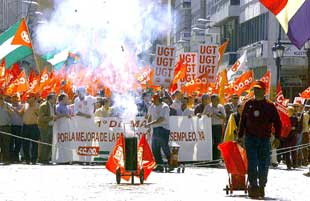 Los mineros de Huelva al frente de la manifestación por el Día del Trabajador en la capital onubense.
