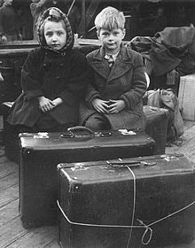 Dos niños repatriados en la cubierta del    Vicente Puchol,  en el puerto de Barcelona.