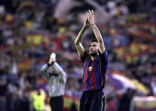 Luis Enrique, saluda a los hinchas del Barça al término del partido.