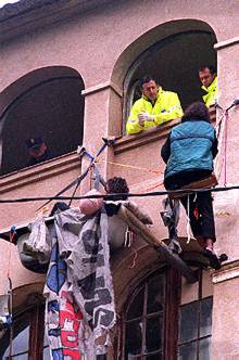 Los  okupas  de Can Masdeu son visitados por un médico.